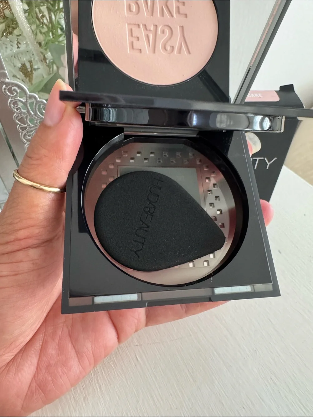 HUDA BEAUTY Easy Bake Pressed Finishing Powder - Cherry Blossom Cake